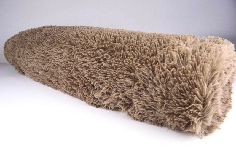 TAUPE PLYSCHTYG MED STRETCH OCH LÅNG LUGG