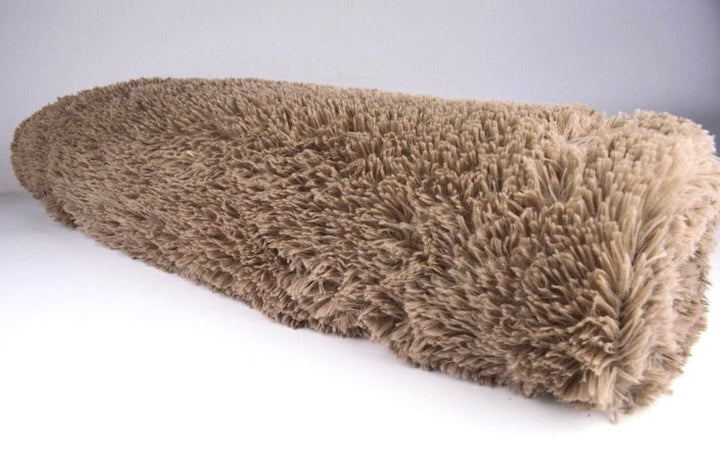 TAUPE PLYSCHTYG MED STRETCH OCH LÅNG LUGG