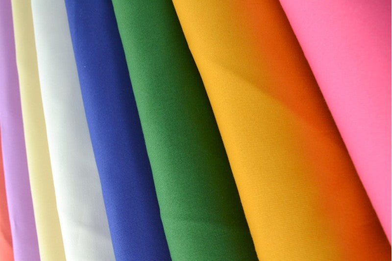 RÖD TWILL TYG MED STRETCH FÖR BYXOR OCH KLÄDER