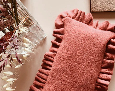 DIY: Sy en snygg prydnadskudde med volanger – enkel guide med ulltyg