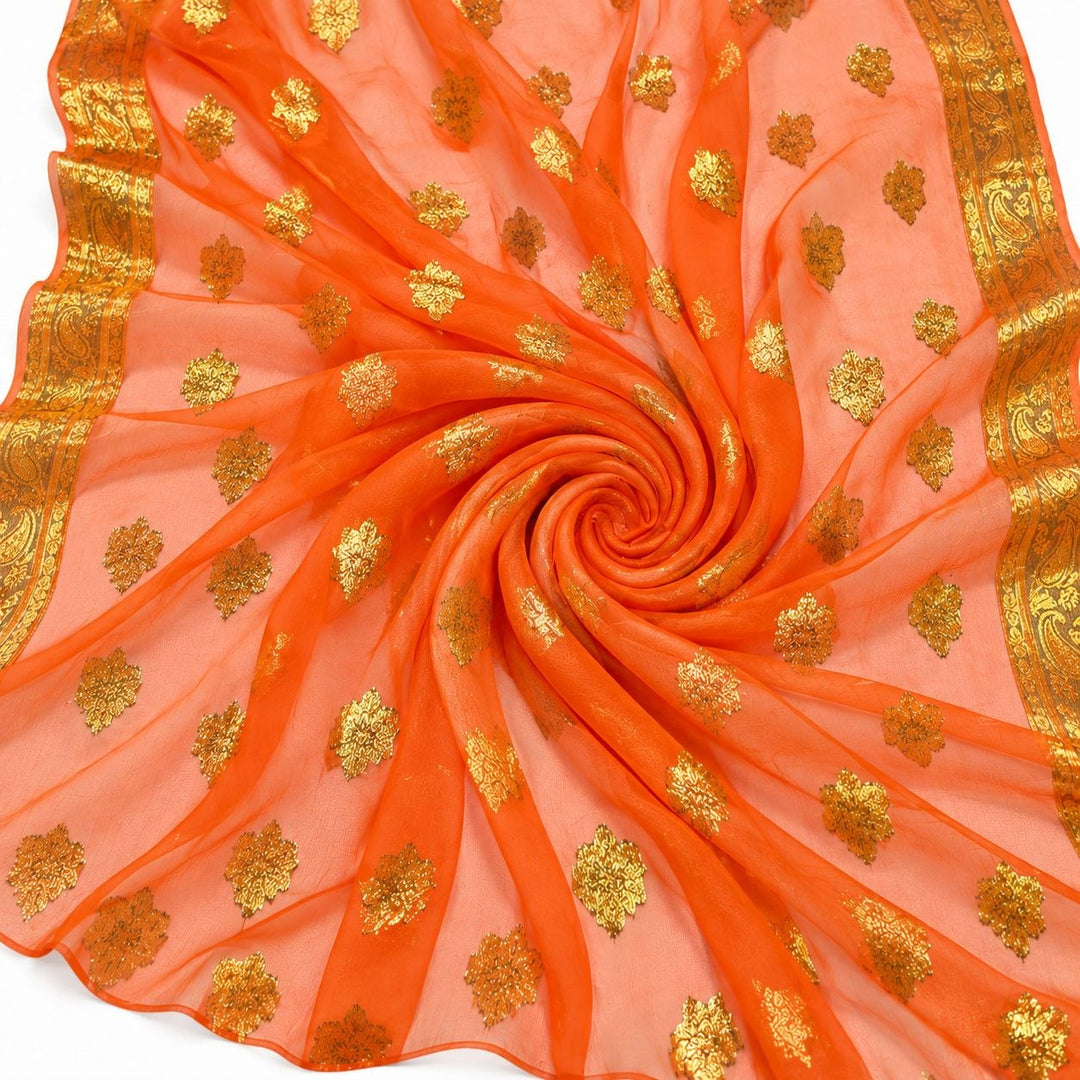 Orange lurexchiffong med gyllene motiv och guldbårder – tyget format som en spiral (bild 1 av 3)
