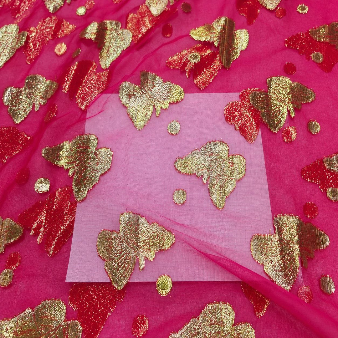 Fuchsia lurex chiffonsilk – närbild på fjärilsmotiven, prickarna och tygets genomskinlighet (bild 3 av 3)