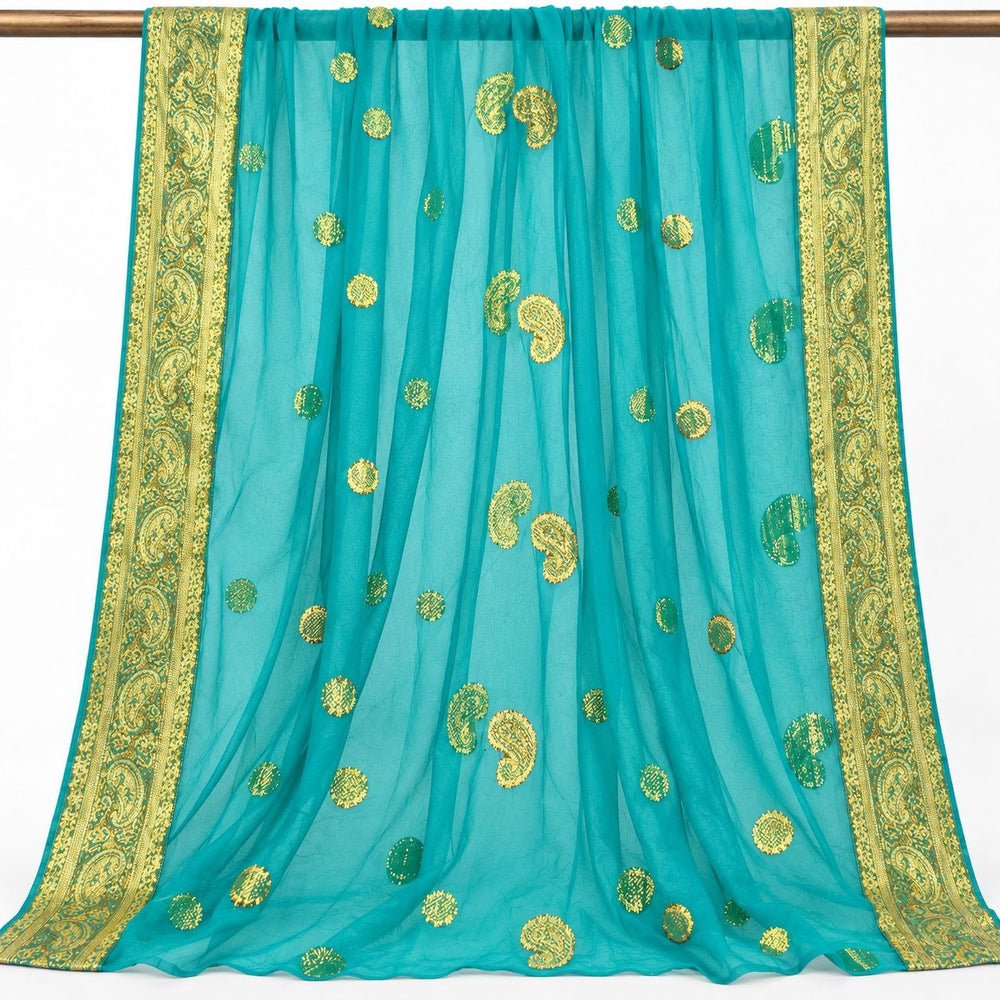 Turkos lurex chiffonsilk med gyllene paisleymönster och guldborter – hängande i mjuka veck på vit bakgrund (bild 2 av 3)
