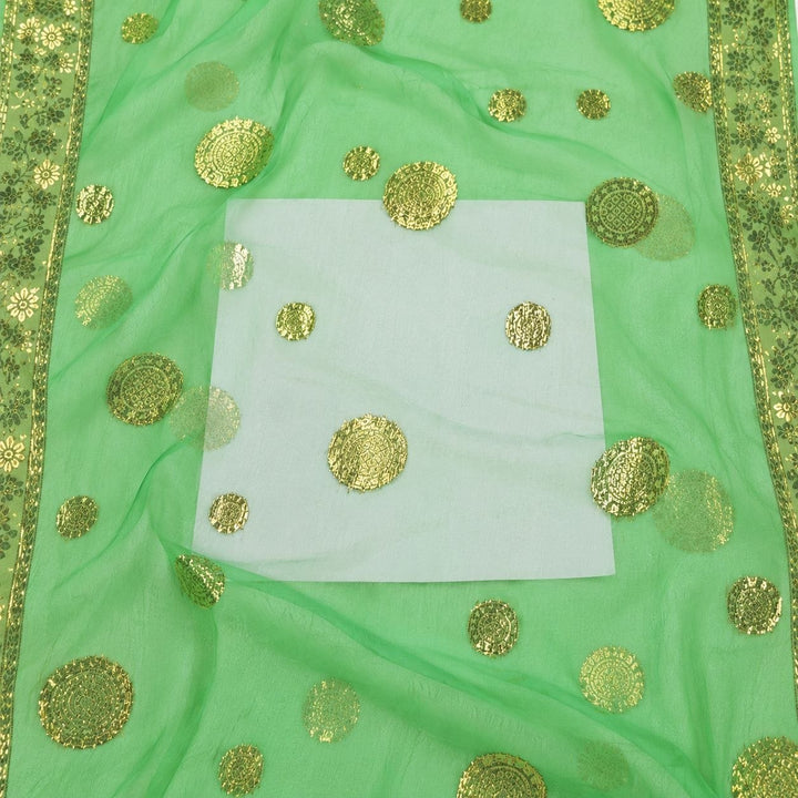 Mintgrön lurex chiffonsilk – närbild på prickmotiven, guldborterna och tygets genomskinlighet (bild 3 av 3)