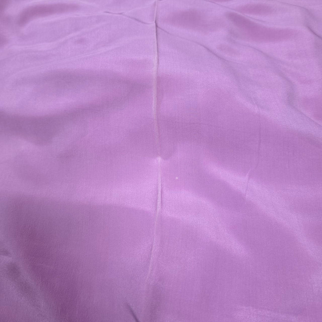 Originalbild av lavendel sidengeorgette – 2:a sortering, som visar ojämnheter och ett märke i tyget (bild 3 av 3)