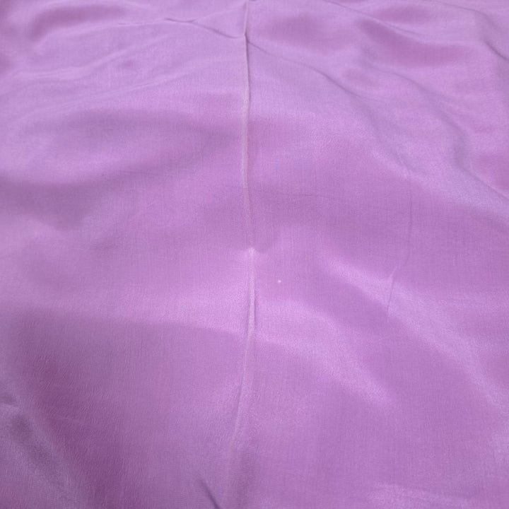 Originalbild av lavendel sidengeorgette – 2:a sortering, som visar ojämnheter och ett märke i tyget (bild 3 av 3)