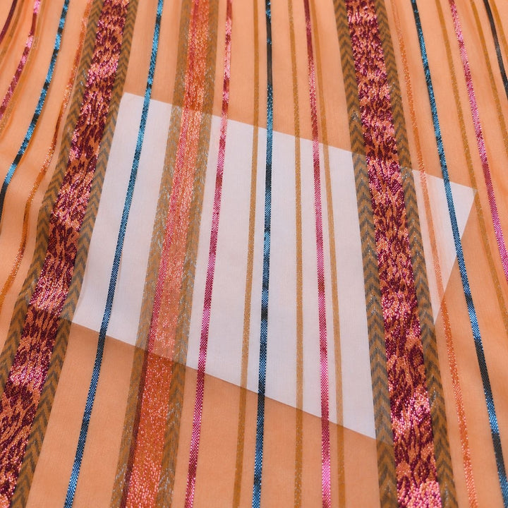 Persikoorange lurex chiffonsilk – närbild på de metalliska ränderna och tygets genomskinlighet (bild 3 av 3)