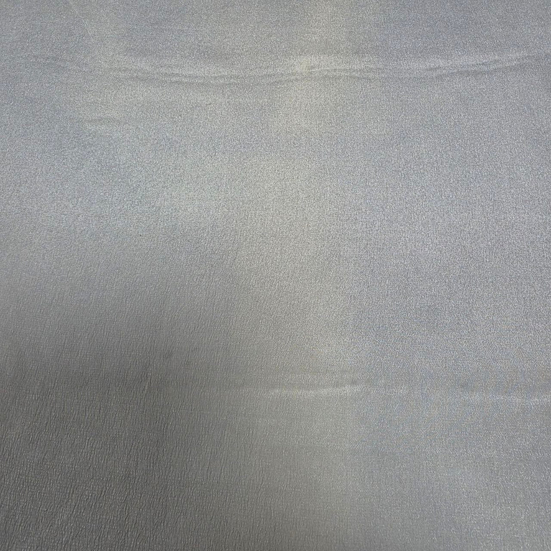 Originalbild av ljusgrå sidengeorgette – 2:a sortering, som visar de synliga vävfel och ojämnheter som finns i tyget (bild 3 av 3)