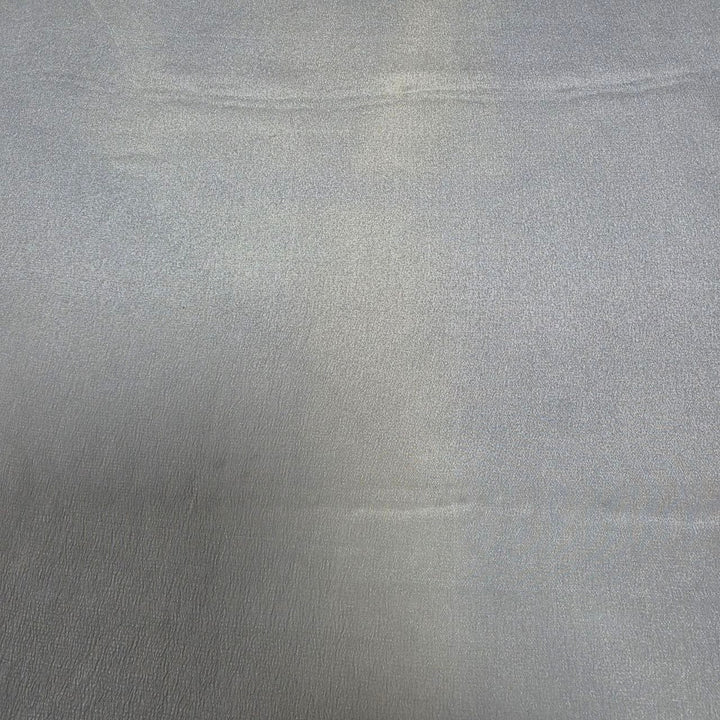 Originalbild av ljusgrå sidengeorgette – 2:a sortering, som visar de synliga vävfel och ojämnheter som finns i tyget (bild 3 av 3)