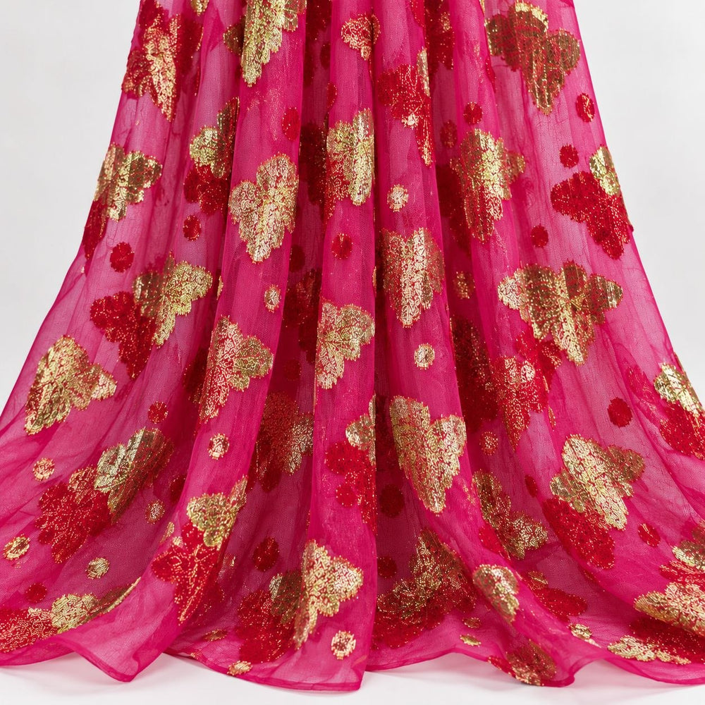 Fuchsia lurex chiffonsilk med gyllene och bordeauxröda fjärilsmotiv – hängande i mjuka veck på vit bakgrund (bild 2 av 3)