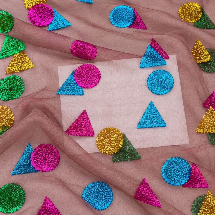 Dammigt mauve lurex chiffonsilk – närbild på de glittrande cirklarna och trianglarna och tygets genomskinlighet (bild 3 av 3)