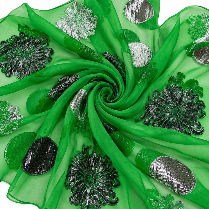 Smaragdgrön lurex chiffonsilk med silverfärgade blommor och cirkelmotiv – tyget format som en spiral (bild 1 av 3)