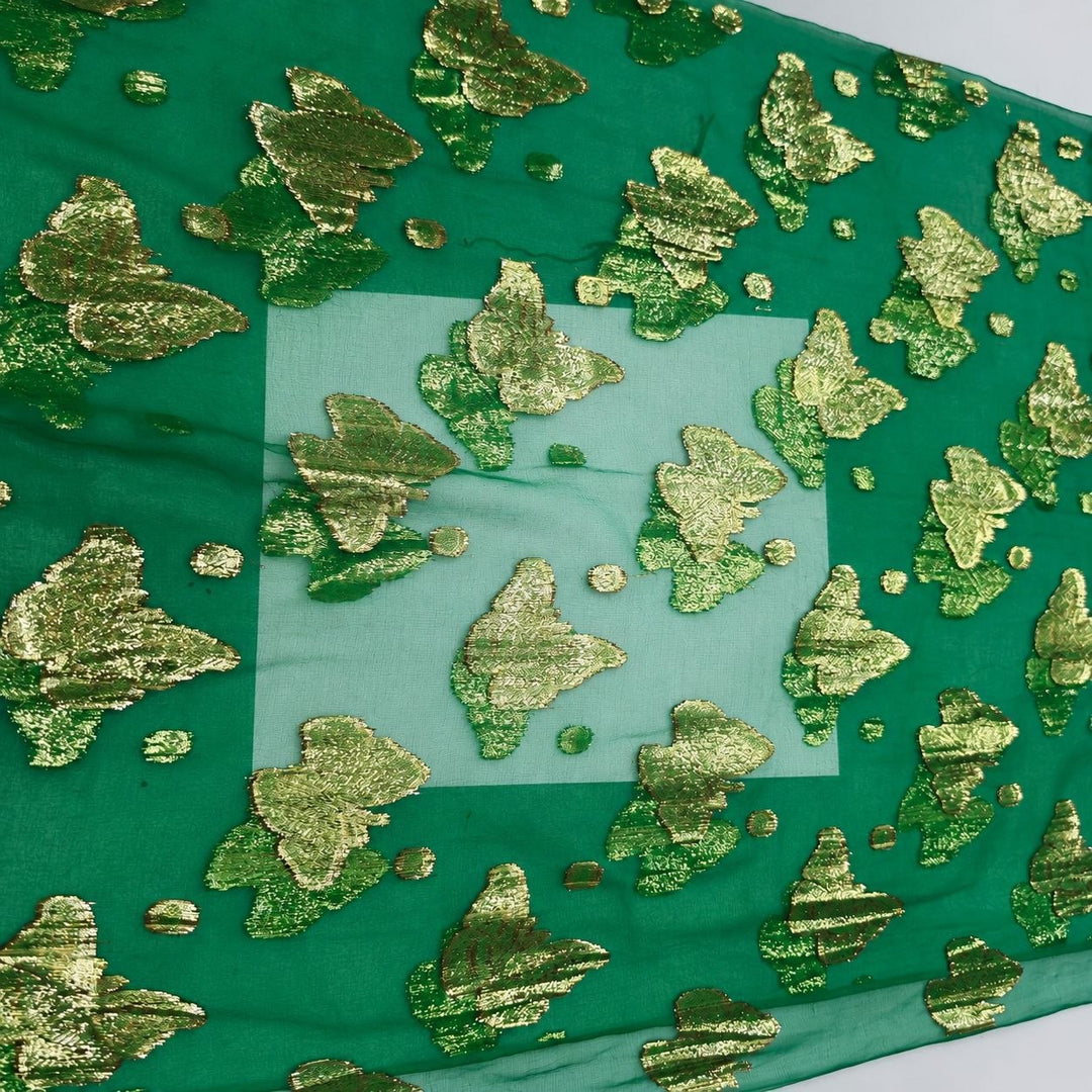 Smaragdgrön lurex chiffonsilk – närbild på fjärilsmotiven, prickarna och tygets genomskinlighet (bild 3 av 3)