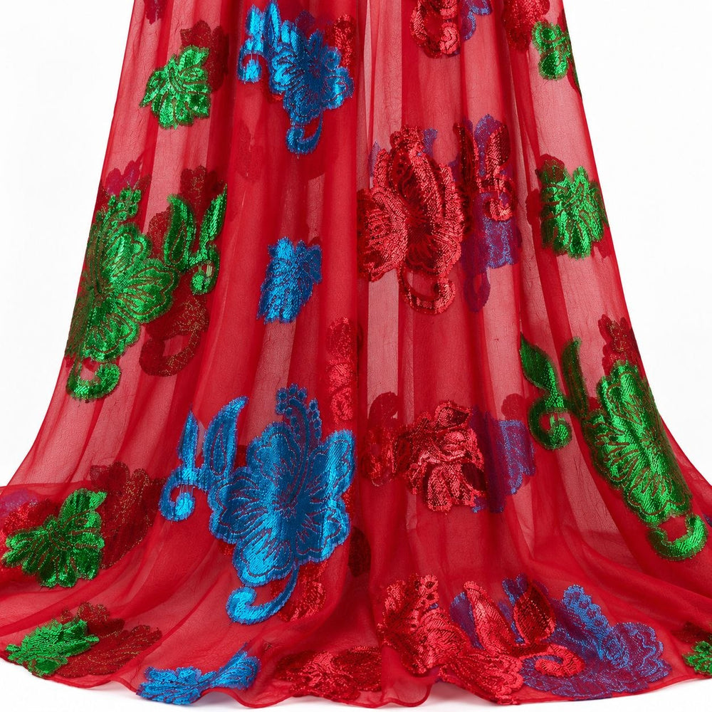 Röd lurex chiffonsilk med färggrika blomstermotiv – hängande i mjuka veck på vit bakgrund (bild 2 av 3)