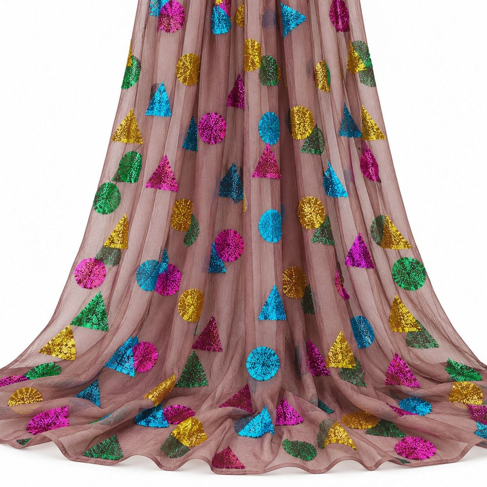 Dammigt mauve lurex chiffonsilk med flerfärgade cirklar och trianglar – hängande i mjuka veck på vit bakgrund (bild 2 av 3)
