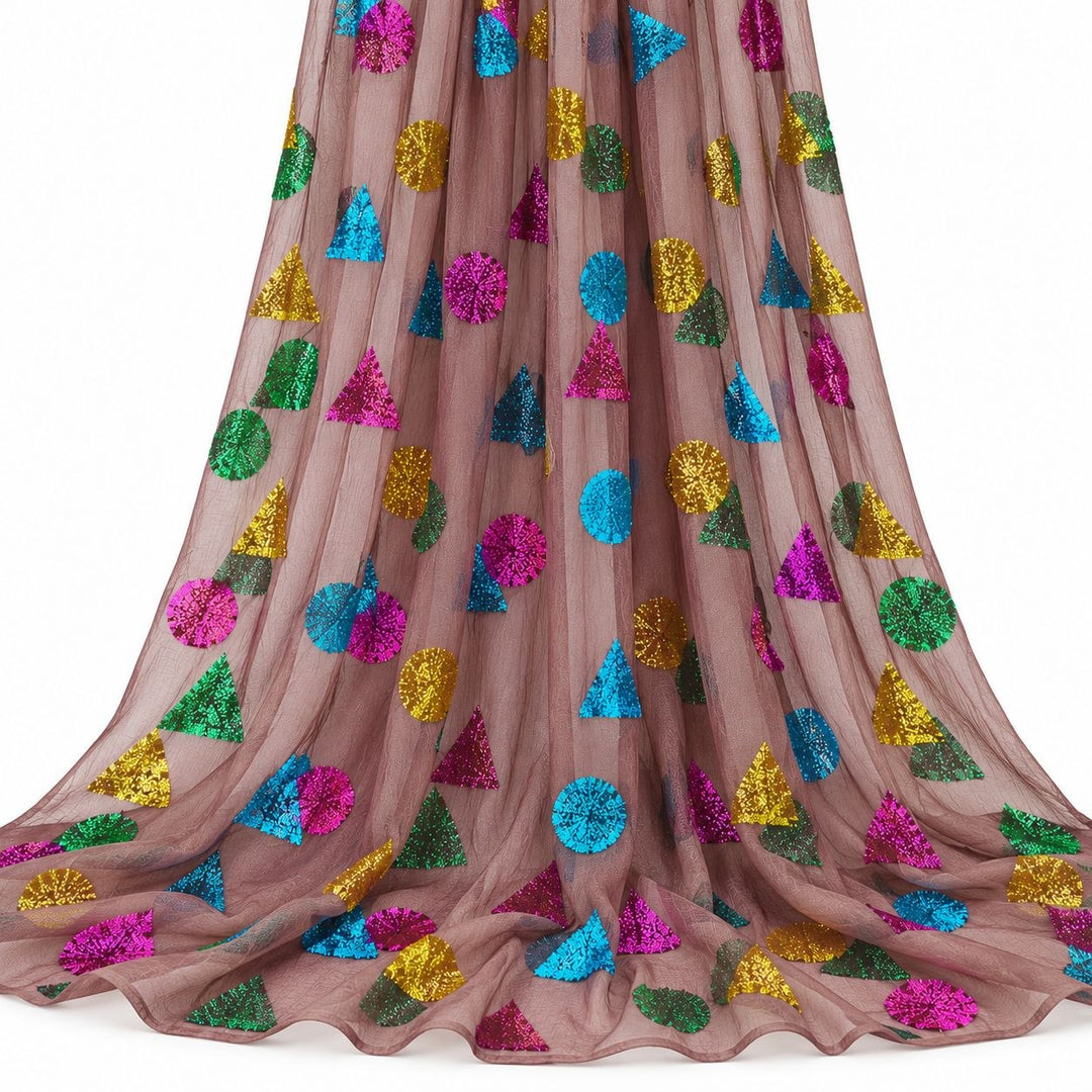 Dammigt mauve lurex chiffonsilk med flerfärgade cirklar och trianglar – hängande i mjuka veck på vit bakgrund (bild 2 av 3)