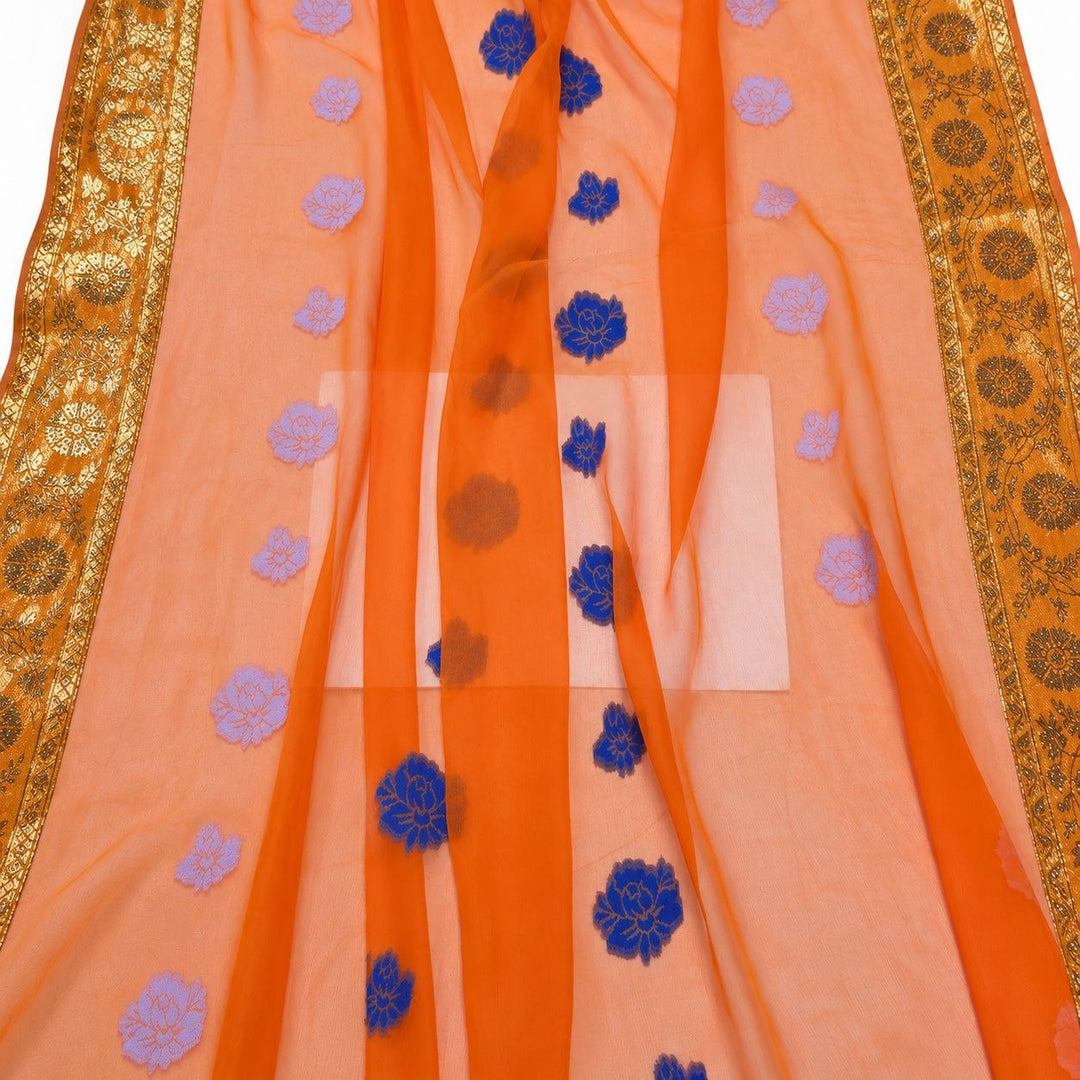 Orange lurex chiffonsilk – närbild på blommotiven, guldborterna och tygets genomskinlighet (bild 3 av 3)