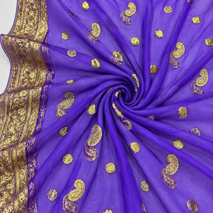 Lila lurex chiffonsilk med gyllene paisleymotiv och guldbort – tyget format som en spiral (bild 1 av 3)
