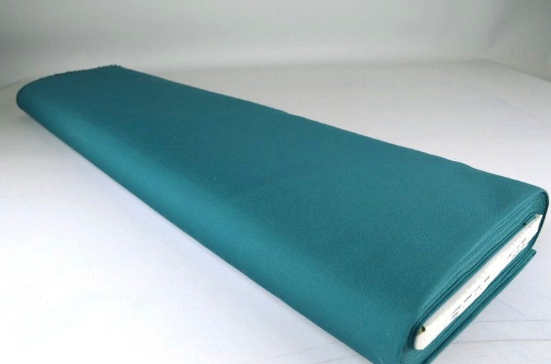 MÖRK PETROLEUMSBLÅ BOMULLSTWILL – KRAFTIGT OCH FORMSTABILT TYG