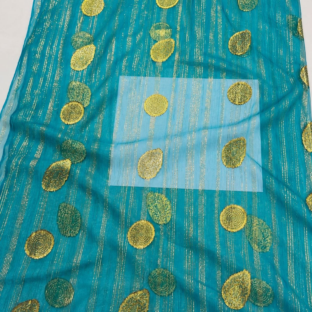 Turkos lurex chiffonsilk – närbild på guldränderna, motiven och tygets genomskinlighet (bild 3 av 3)