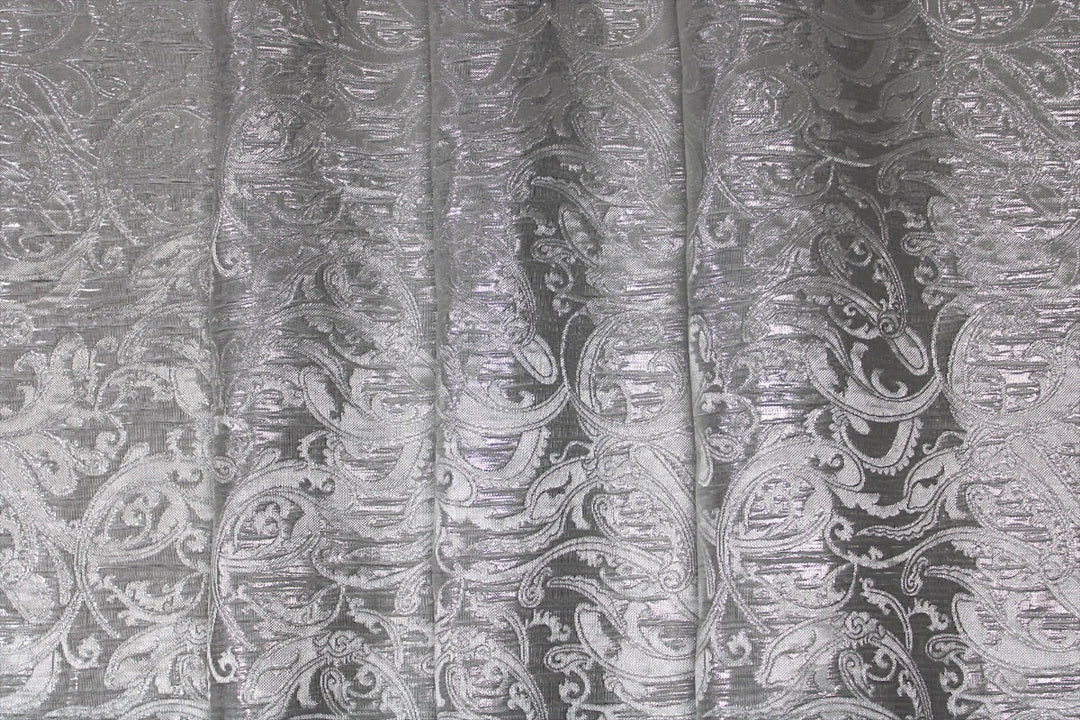 SØLV SATIN JACQUARD STOF MED BLOMSTERRANKER