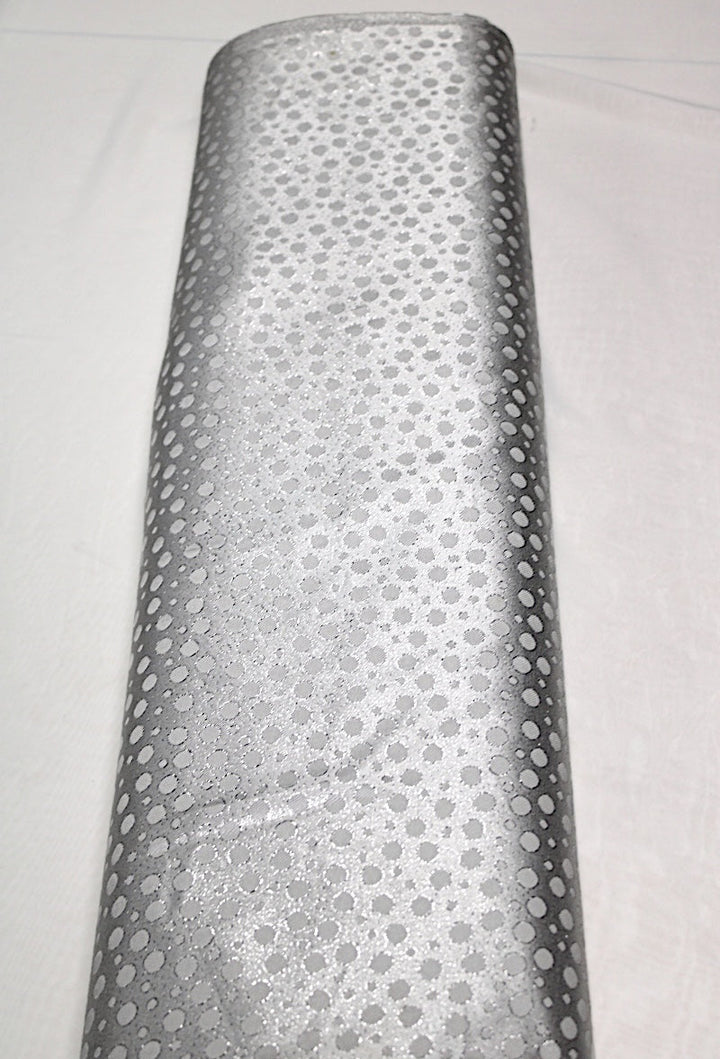 SØLV SATIN JACQUARD STOF MED PRIKKER