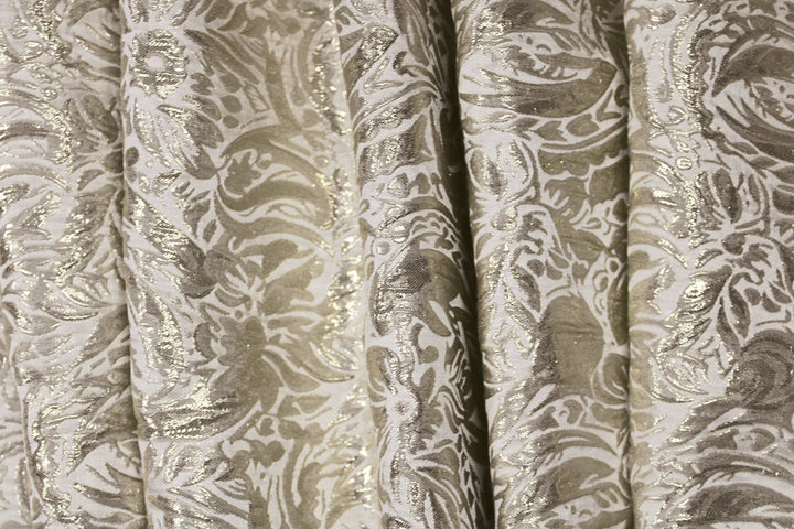 CHAMPAGNEFARVET SATIN JACQUARD STOF MED BOTANISKE MOTIVER
