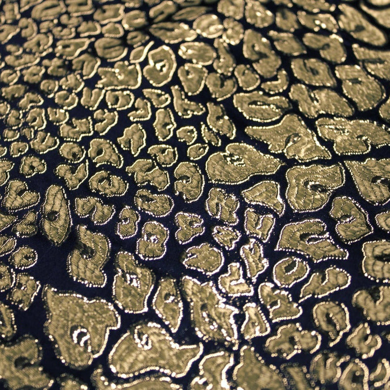 MÖRKBLÅ SATIN JACQUARD TYG MED GULDLEOPARDFLÄCKAR