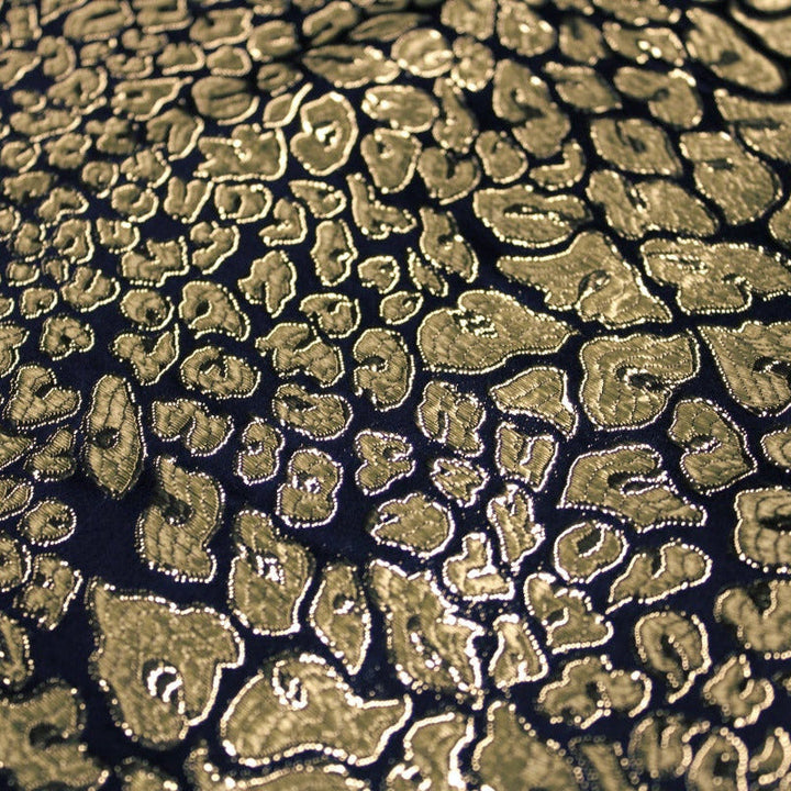 MÖRKBLÅ SATIN JACQUARD TYG MED GULDLEOPARDFLÄCKAR