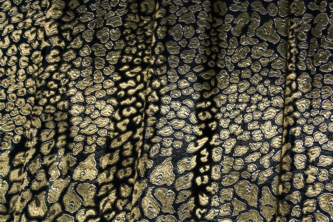MÖRKBLÅ SATIN JACQUARD TYG MED GULDLEOPARDFLÄCKAR