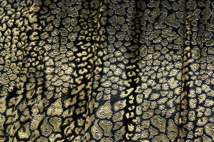 MÖRKBLÅ SATIN JACQUARD TYG MED GULDLEOPARDFLÄCKAR