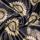 MÖRKBLÅ SATIN JACQUARD TYG MED GULDBLOMMOR