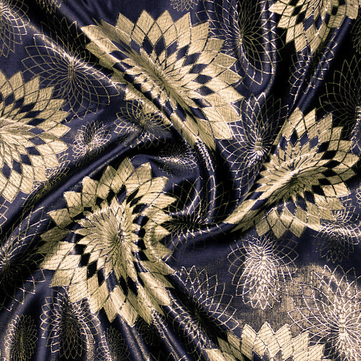 MÖRKBLÅ SATIN JACQUARD TYG MED GULDBLOMMOR
