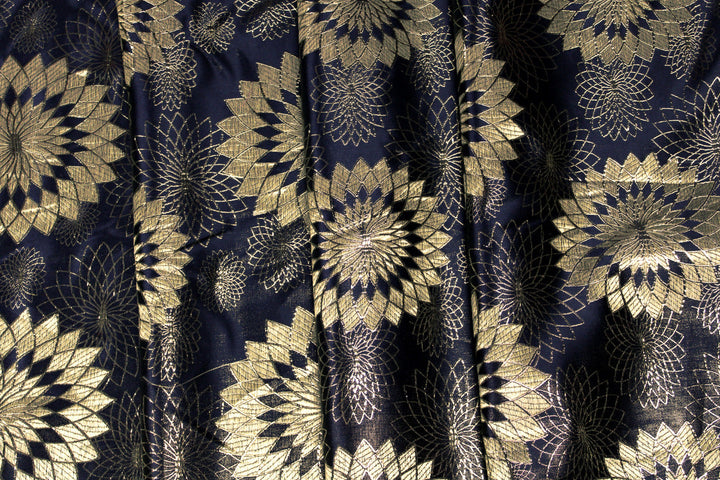 MÖRKBLÅ SATIN JACQUARD TYG MED GULDBLOMMOR