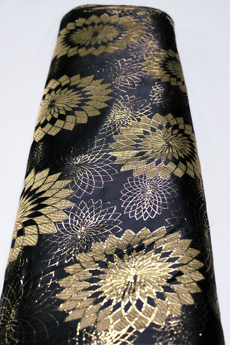 MÖRKBLÅ SATIN JACQUARD TYG MED GULDBLOMMOR