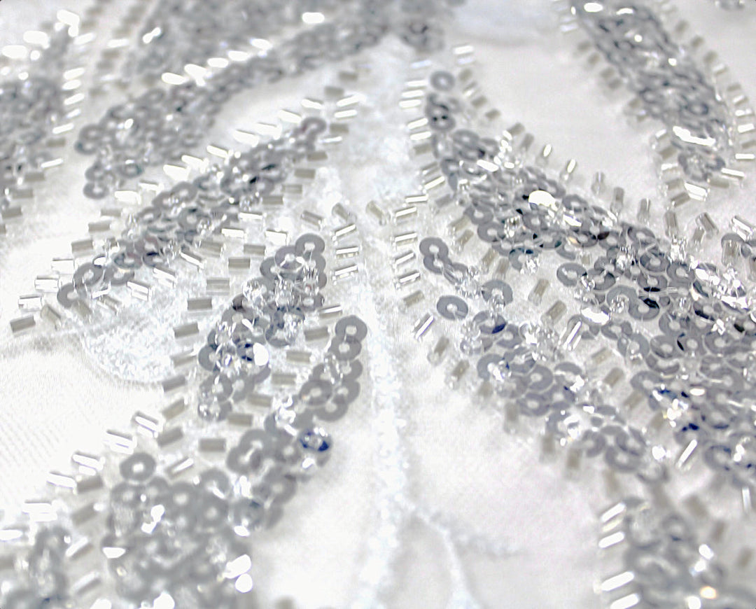 VITT TYLLTYG MED PALJETTER OCH PÄRLOR