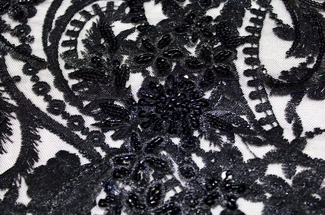 SVART TYLLTYG MED PALJETTER OCH PÄRLOR