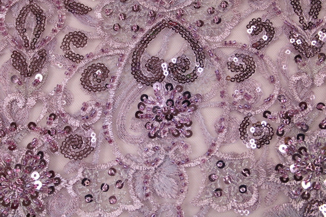 LAVENDEL TYLLTYG MED PALJETTER OCH PÄRLOR