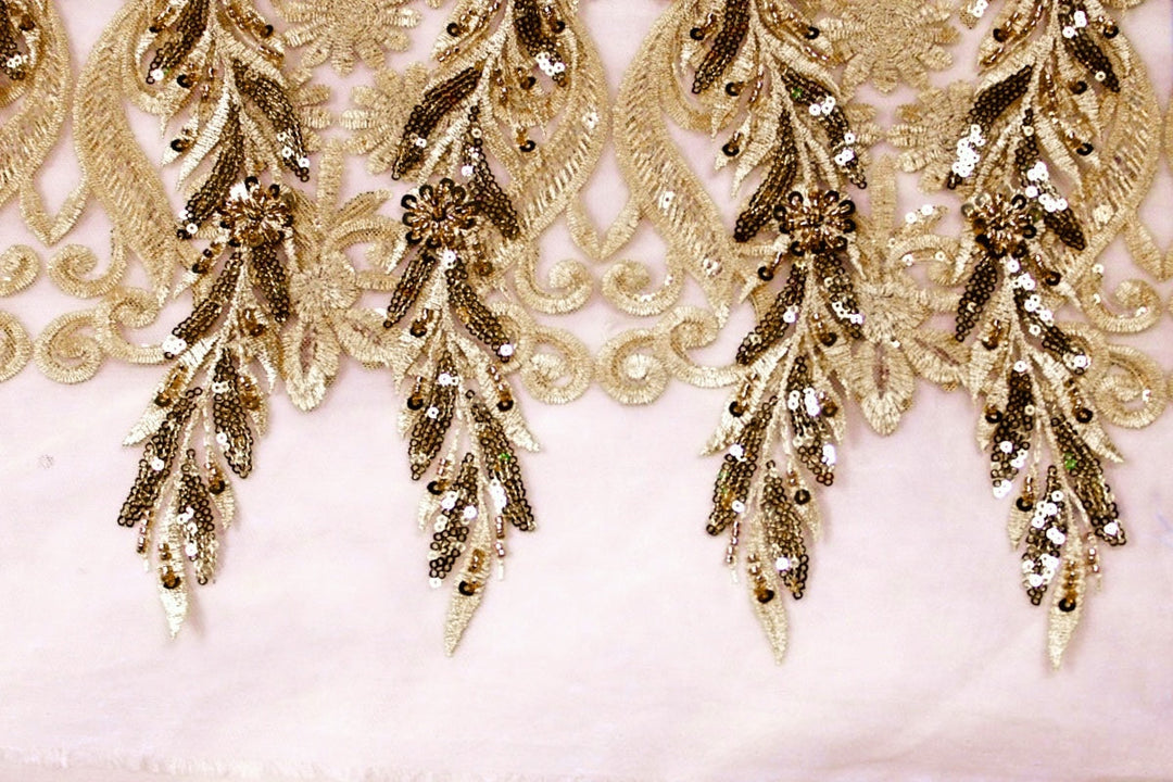 CHAMPAGNEFÄRGAD TYLLTYG MED PALJETTER OCH PÄRLOR