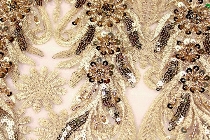 CHAMPAGNEFÄRGAD TYLLTYG MED PALJETTER OCH PÄRLOR
