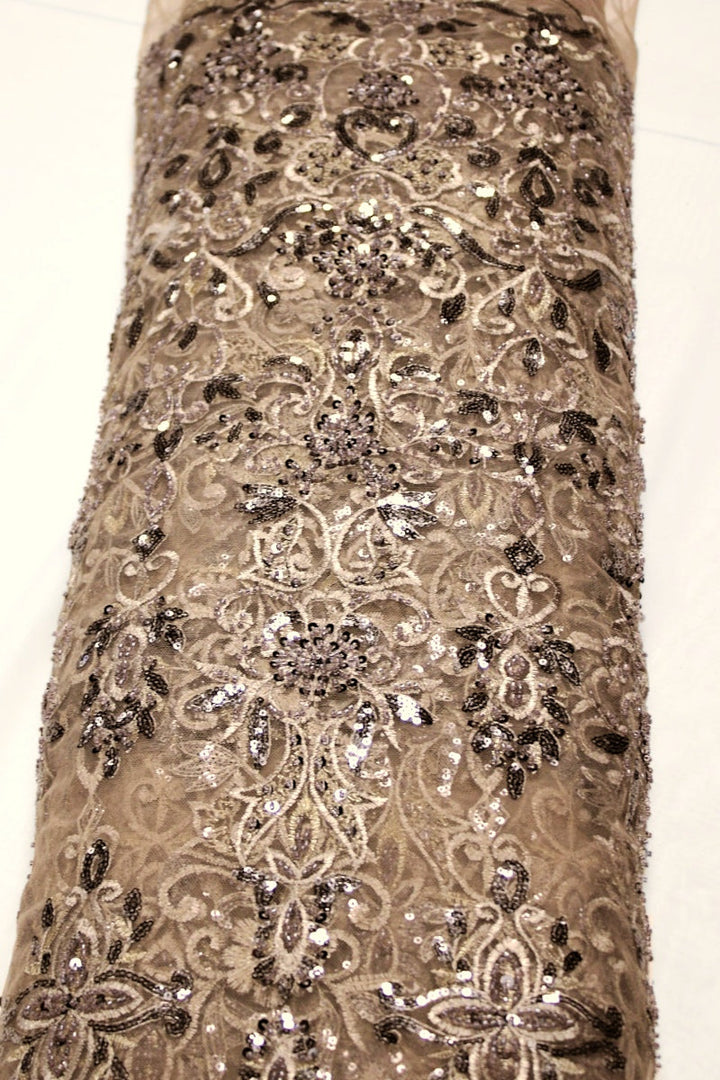 BEIGE TYLLTYG MED PALJETTER OCH PÄRLOR