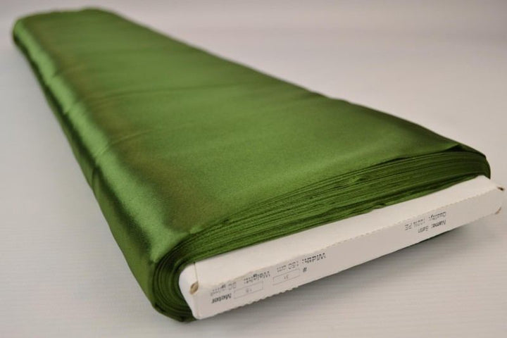 MOSSIG GRÖN SATIN TYG – LÄTT & GLANSIGT