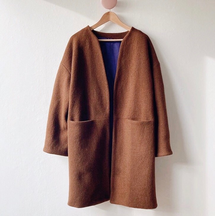 MÖRK KARAMELLFÄRGAD SLITSTARK OCH MJUK ULL/POLYESTER TYG