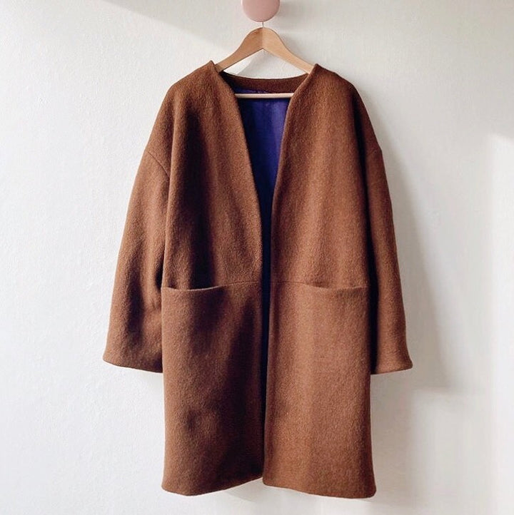 MÖRK KARAMELLFÄRGAD SLITSTARK OCH MJUK ULL/POLYESTER TYG