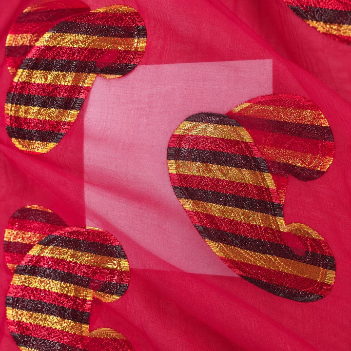 Fuchsia lurex chiffonsilk – närbild på de randiga paisleymotiven och tygets genomskinlighet (bild 3 av 3)