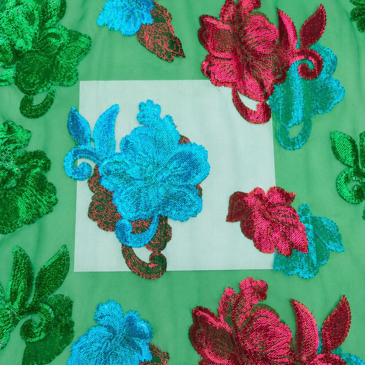 Grön lurexchiffong – närbild på blomstermotiven och tygets genomskinlighet (bild 3 av 3)