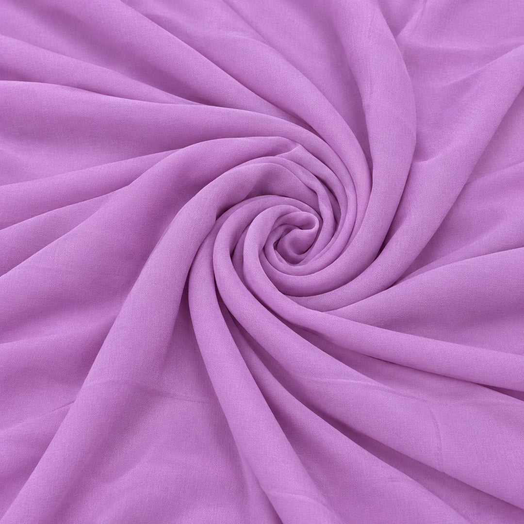 Lavendel sidengeorgette – 2:a sortering – tyget format som en spiral, där den creppade ytan och de ojämna trådarna syns (bild 1 av 3)