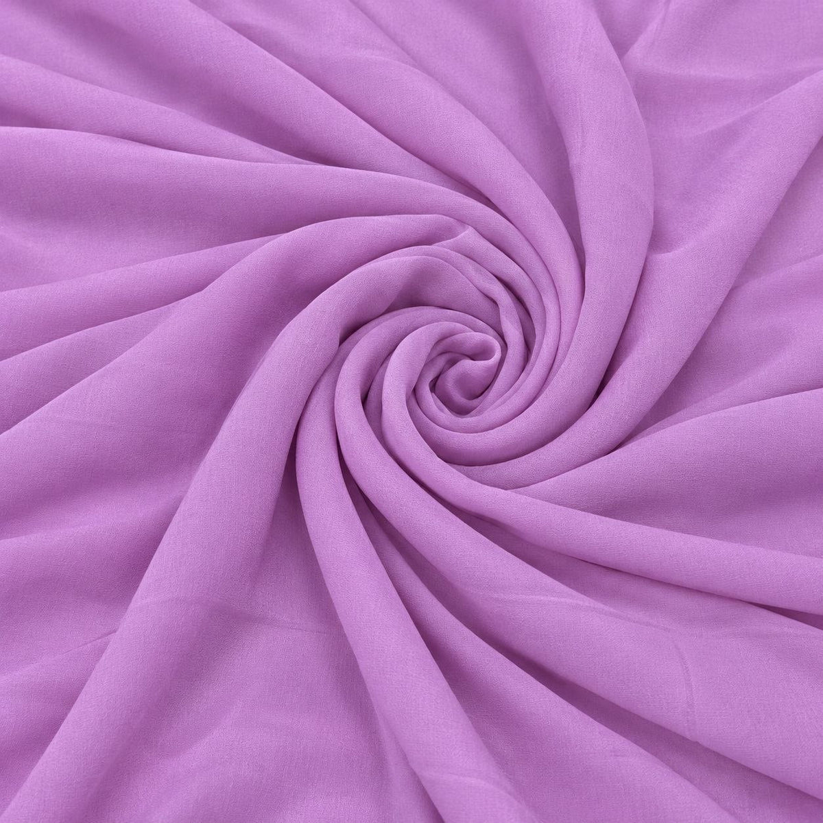 Lavendel sidengeorgette – 2:a sortering – tyget format som en spiral, där den creppade ytan och de ojämna trådarna syns (bild 1 av 3)