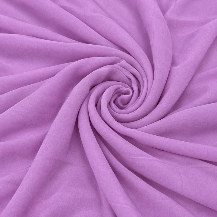 Lavendel sidengeorgette – 2:a sortering – tyget format som en spiral, där den creppade ytan och de ojämna trådarna syns (bild 1 av 3)