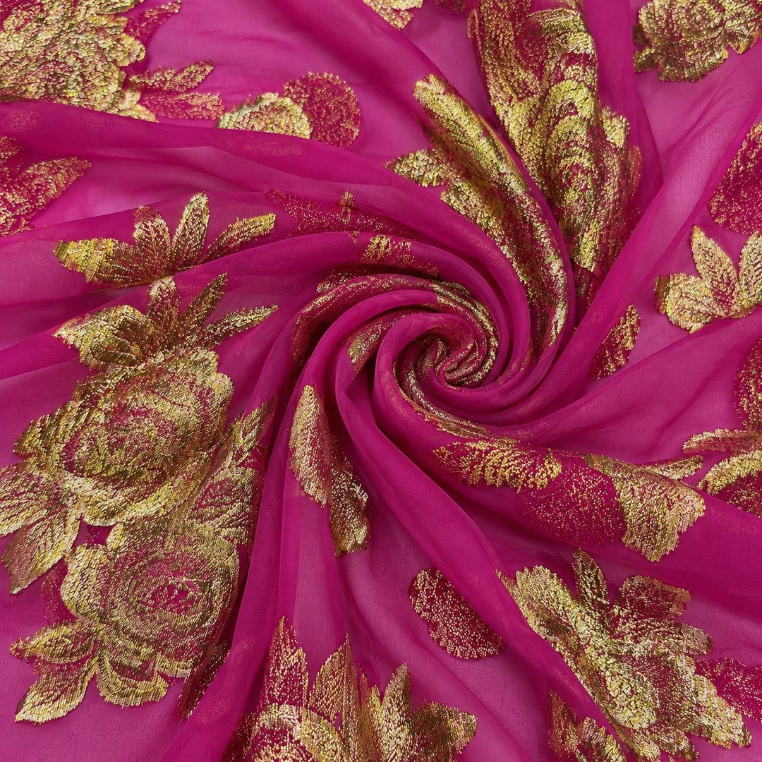 Magenta lurex chiffonsilk med stora gyllene blomstermotiv – tyget format som en spiral (bild 1 av 3)